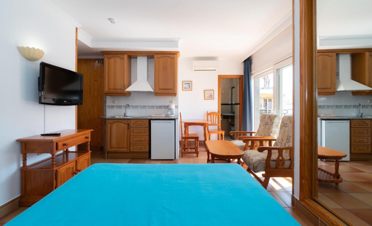 Apartamentos Leonor Carihuela Torremolinos Bagian luar foto