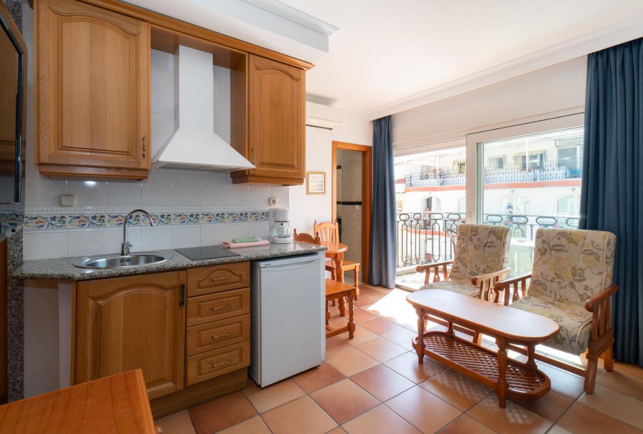 Apartamentos Leonor Carihuela Torremolinos Bagian luar foto