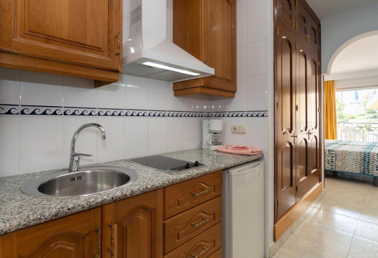 Apartamentos Leonor Carihuela Torremolinos Bagian luar foto