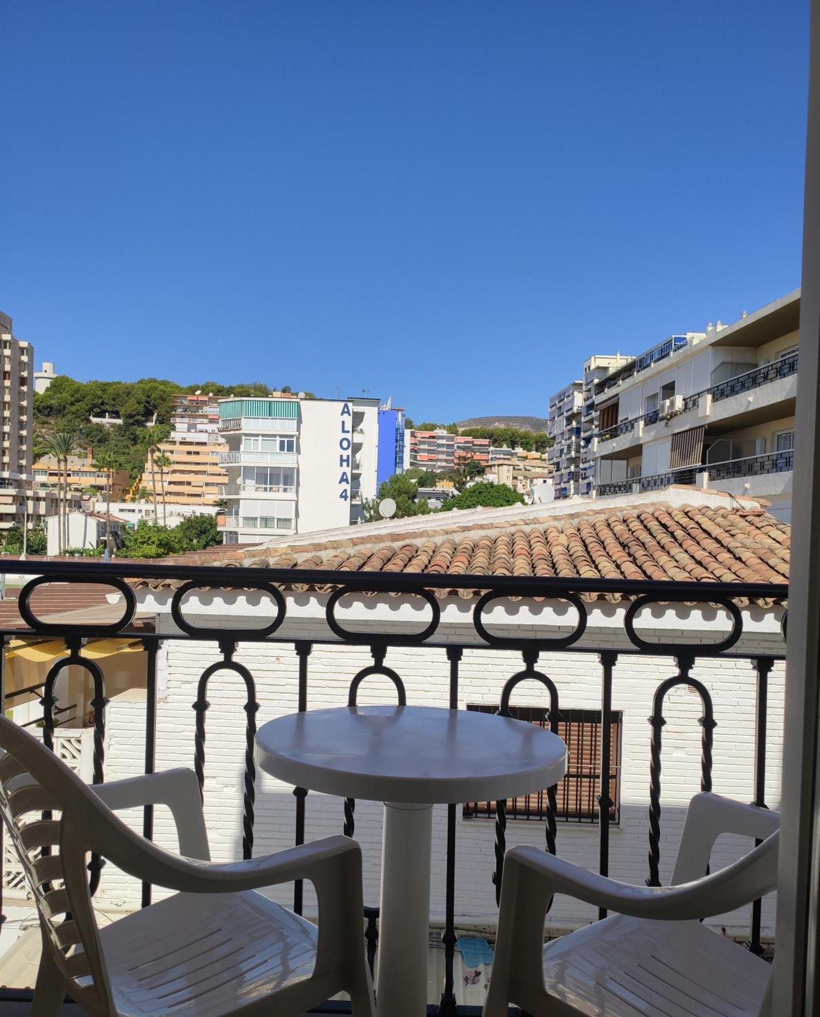 Apartamentos Leonor Carihuela Torremolinos Bagian luar foto