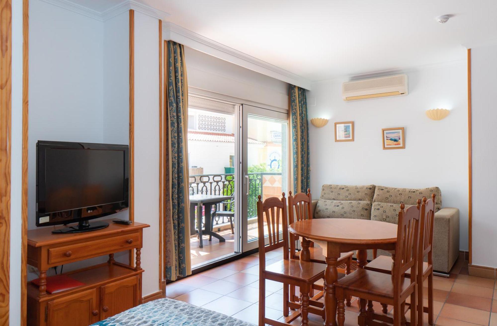 Apartamentos Leonor Carihuela Torremolinos Bagian luar foto