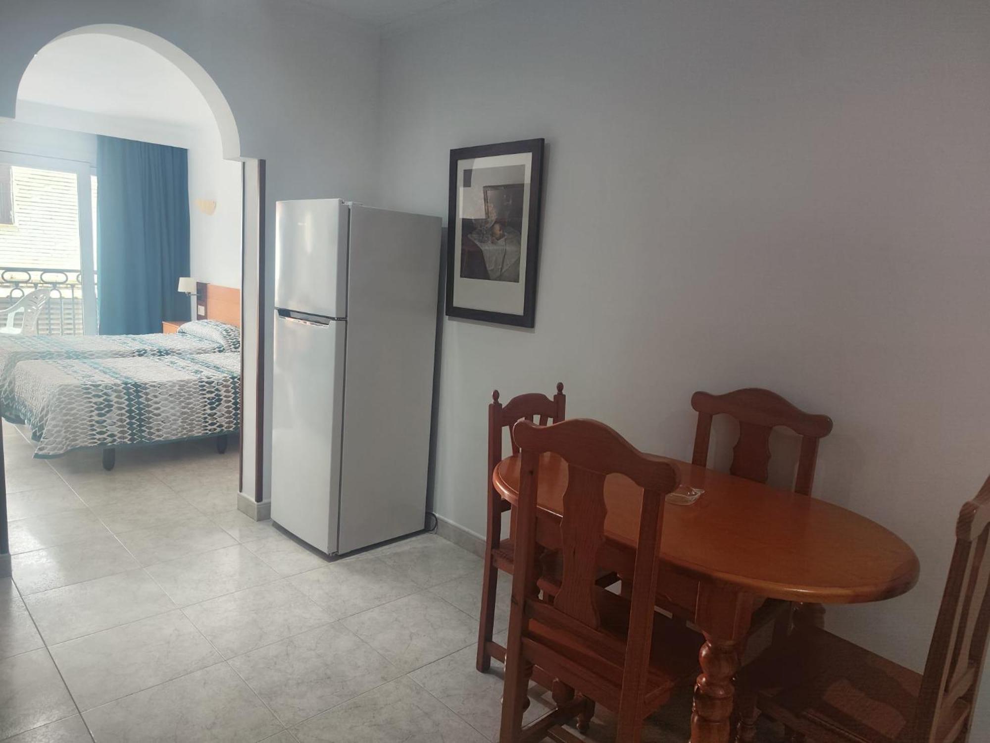 Apartamentos Leonor Carihuela Torremolinos Bagian luar foto