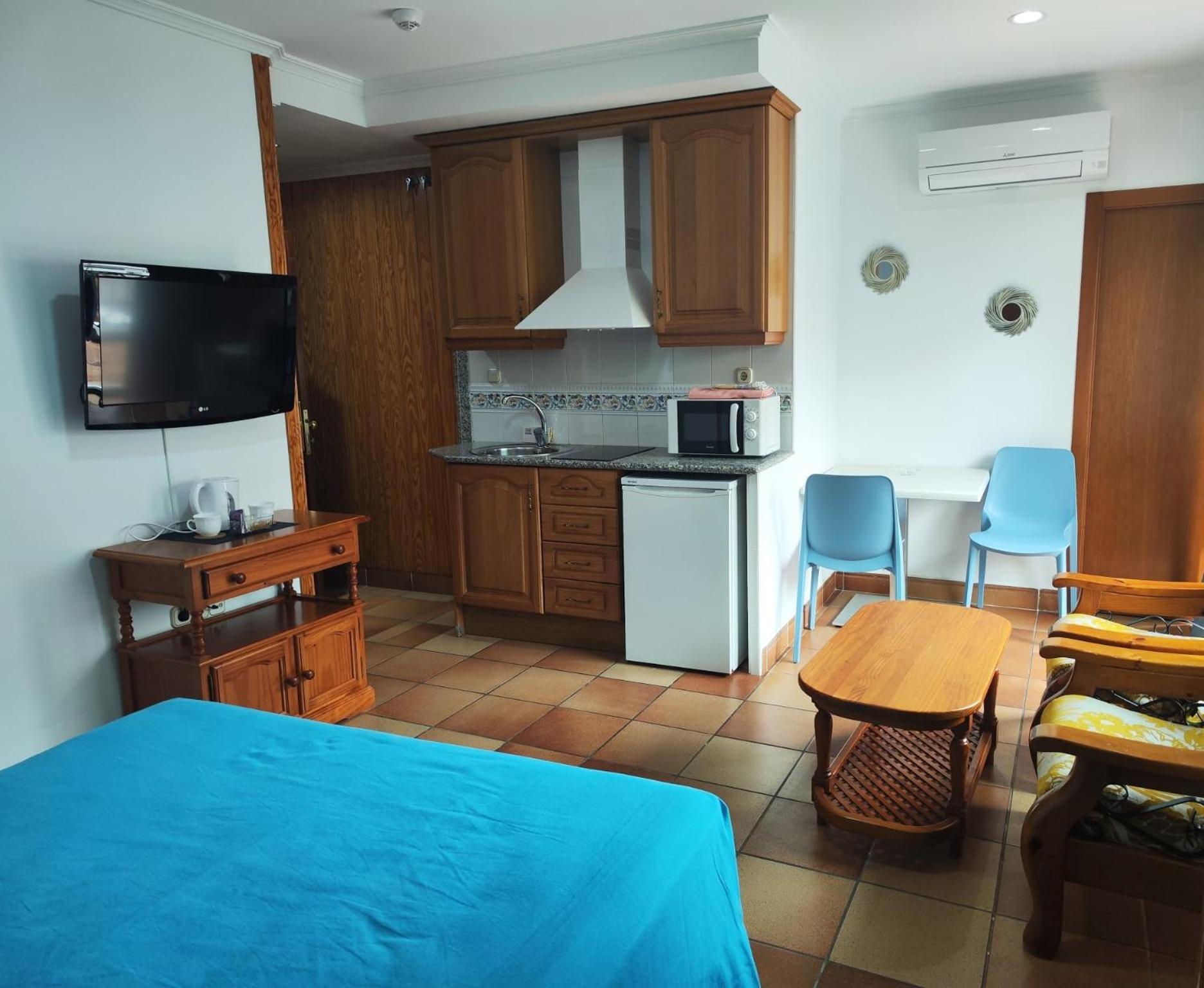 Apartamentos Leonor Carihuela Torremolinos Bagian luar foto
