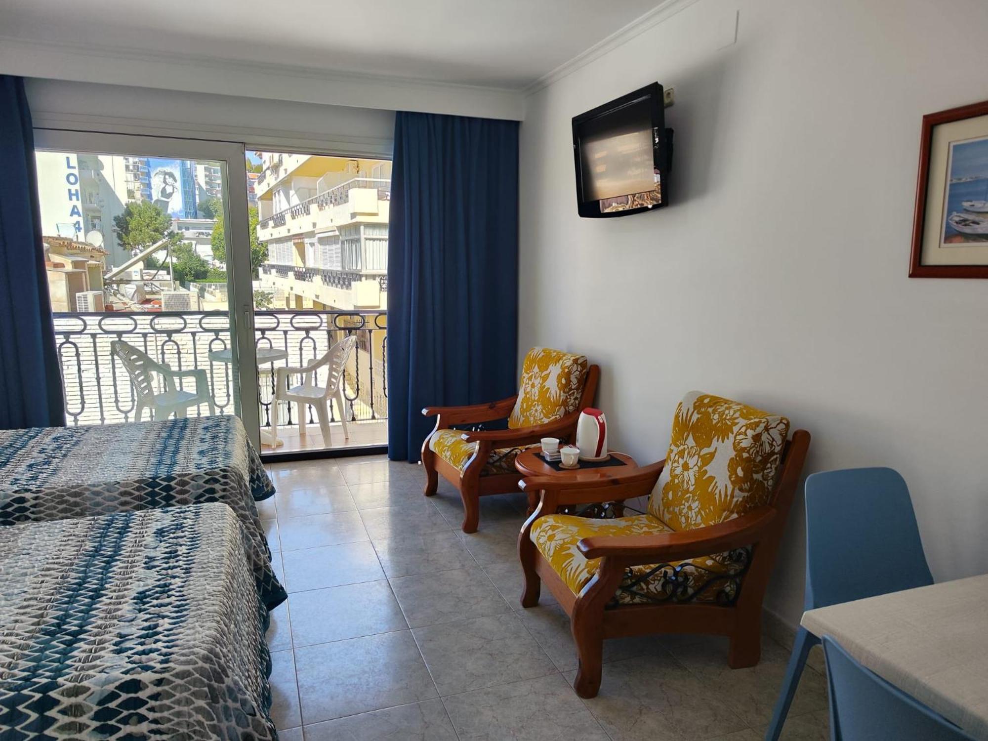 Apartamentos Leonor Carihuela Torremolinos Bagian luar foto