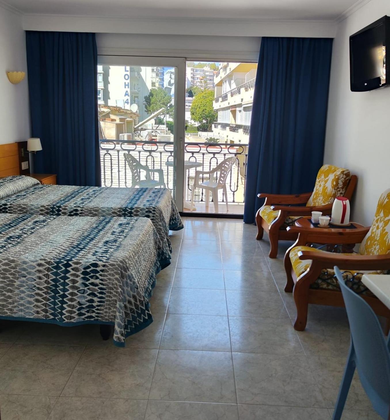 Apartamentos Leonor Carihuela Torremolinos Bagian luar foto