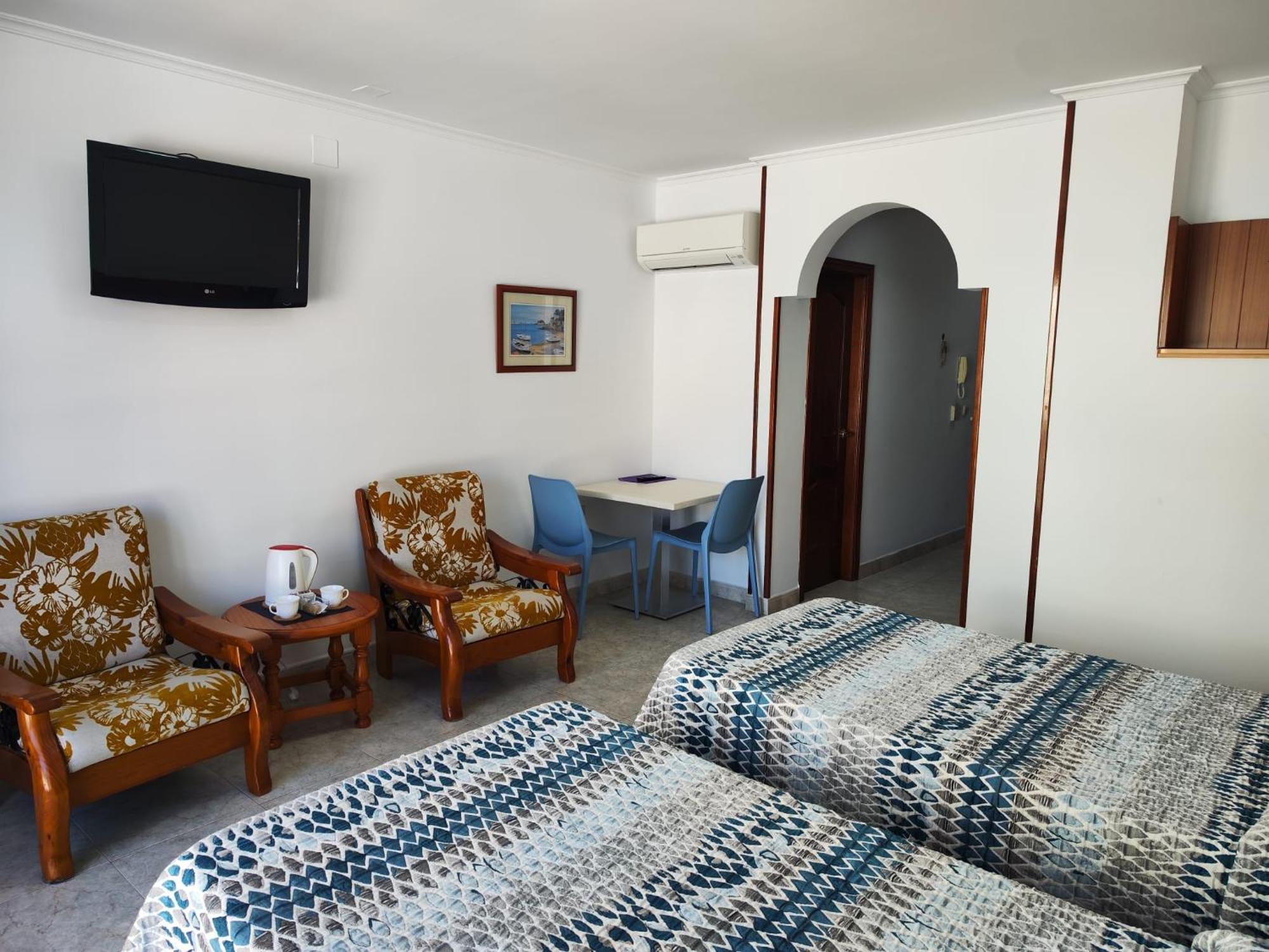 Apartamentos Leonor Carihuela Torremolinos Bagian luar foto
