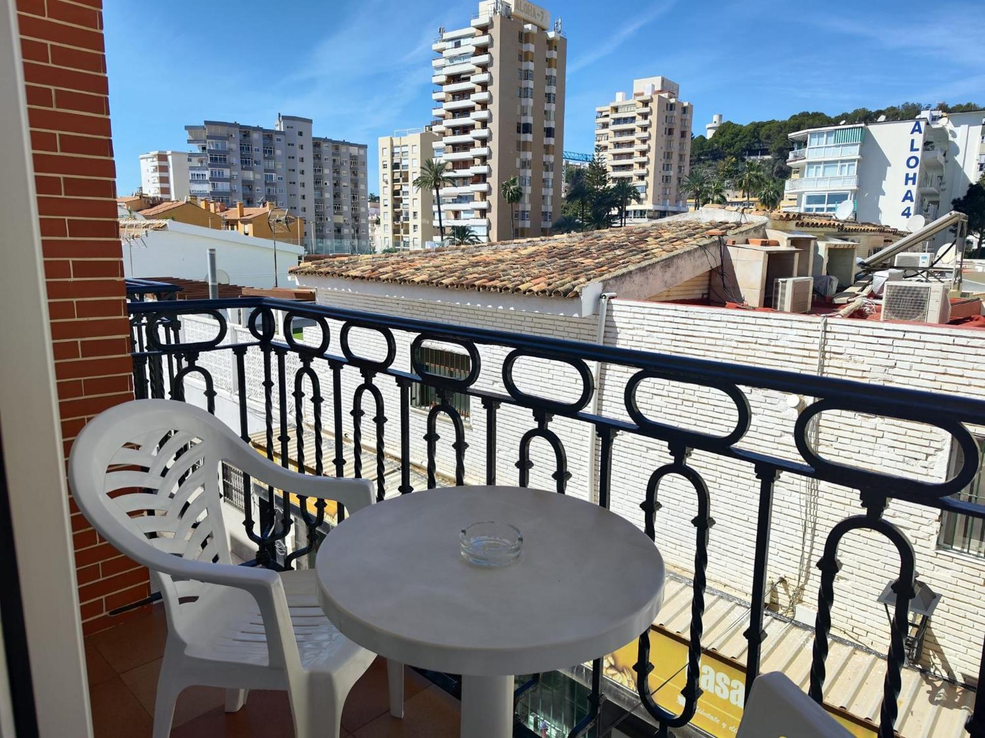Apartamentos Leonor Carihuela Torremolinos Bagian luar foto
