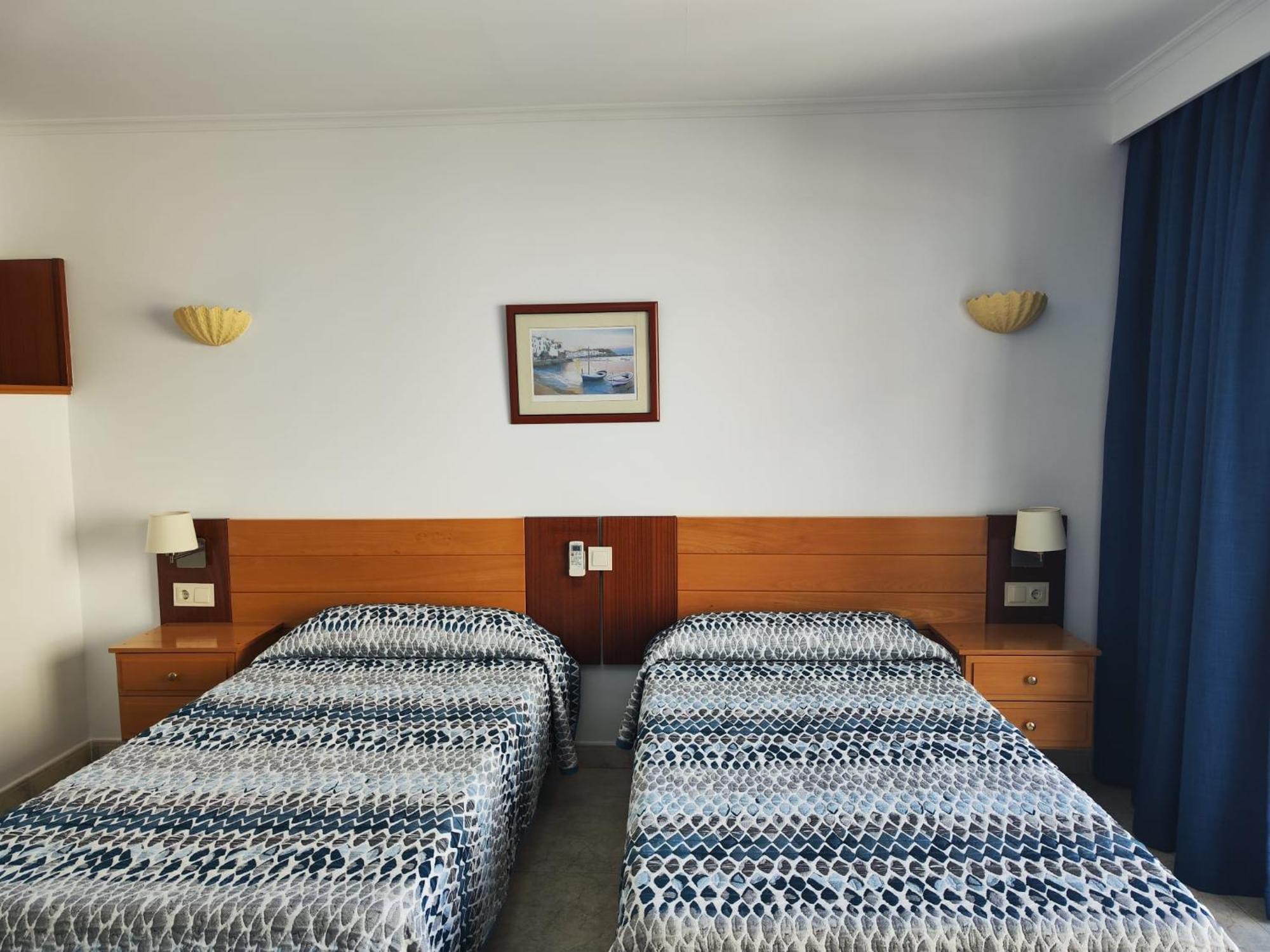 Apartamentos Leonor Carihuela Torremolinos Bagian luar foto