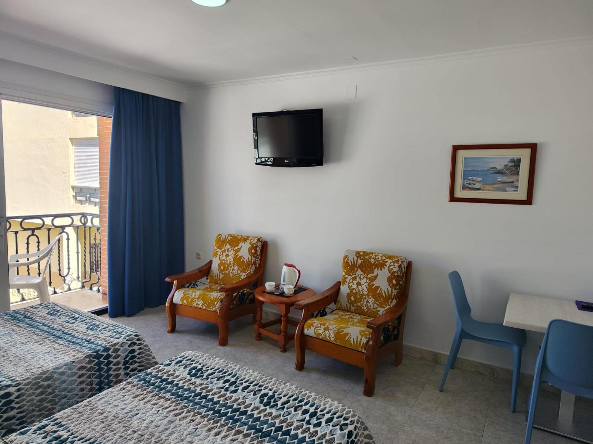 Apartamentos Leonor Carihuela Torremolinos Bagian luar foto