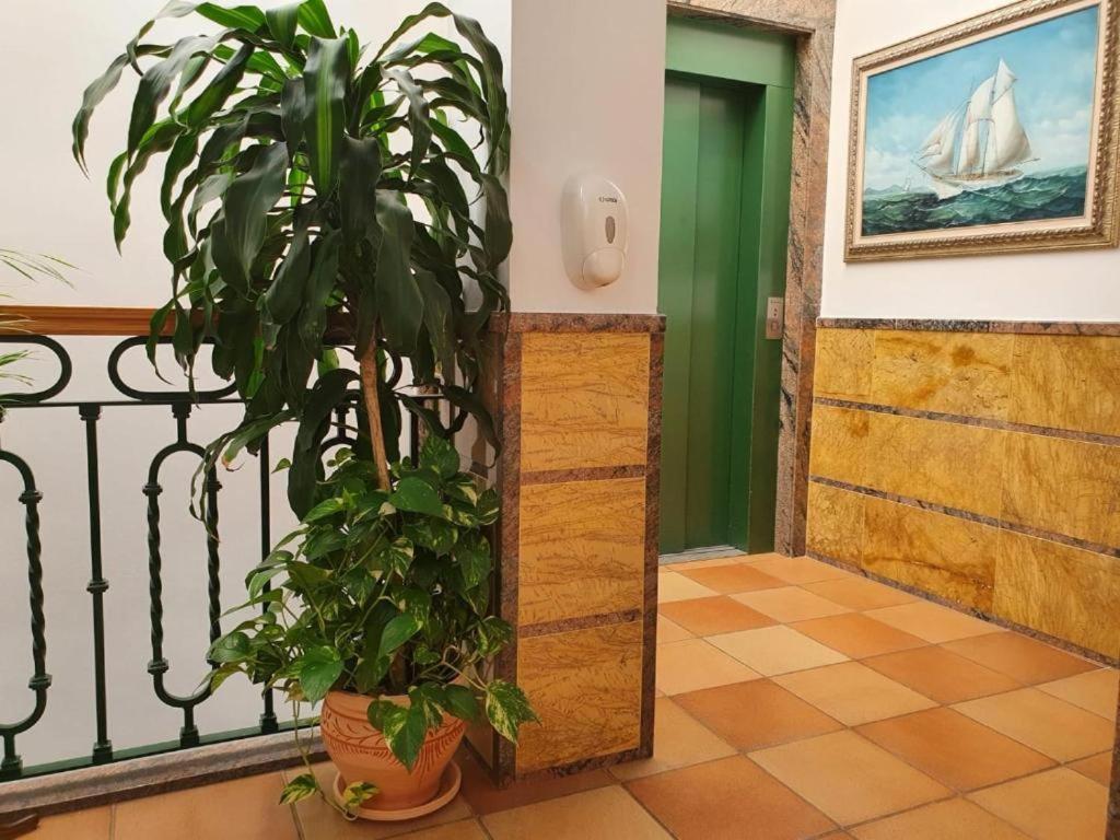 Apartamentos Leonor Carihuela Torremolinos Bagian luar foto