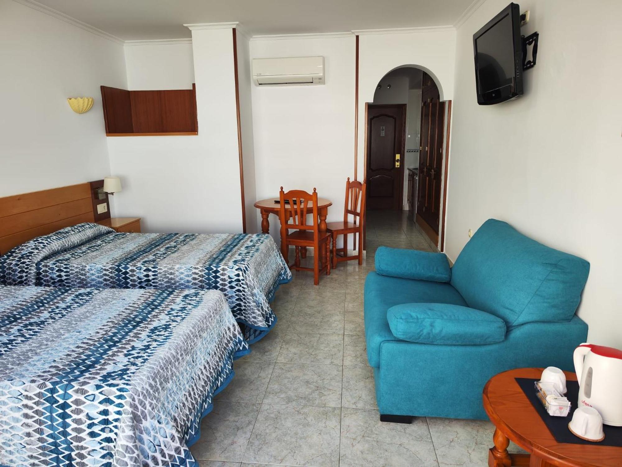Apartamentos Leonor Carihuela Torremolinos Bagian luar foto