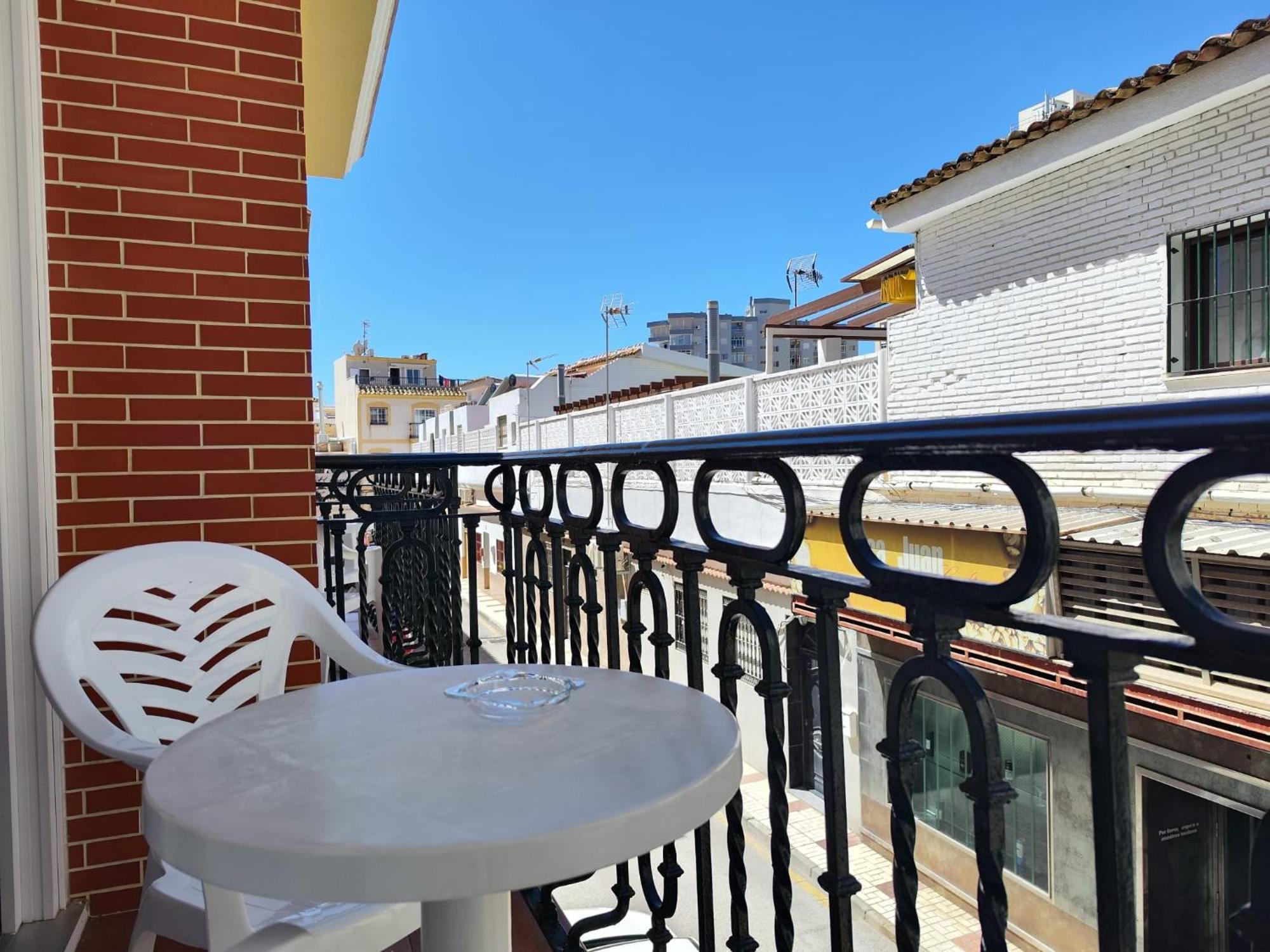 Apartamentos Leonor Carihuela Torremolinos Bagian luar foto