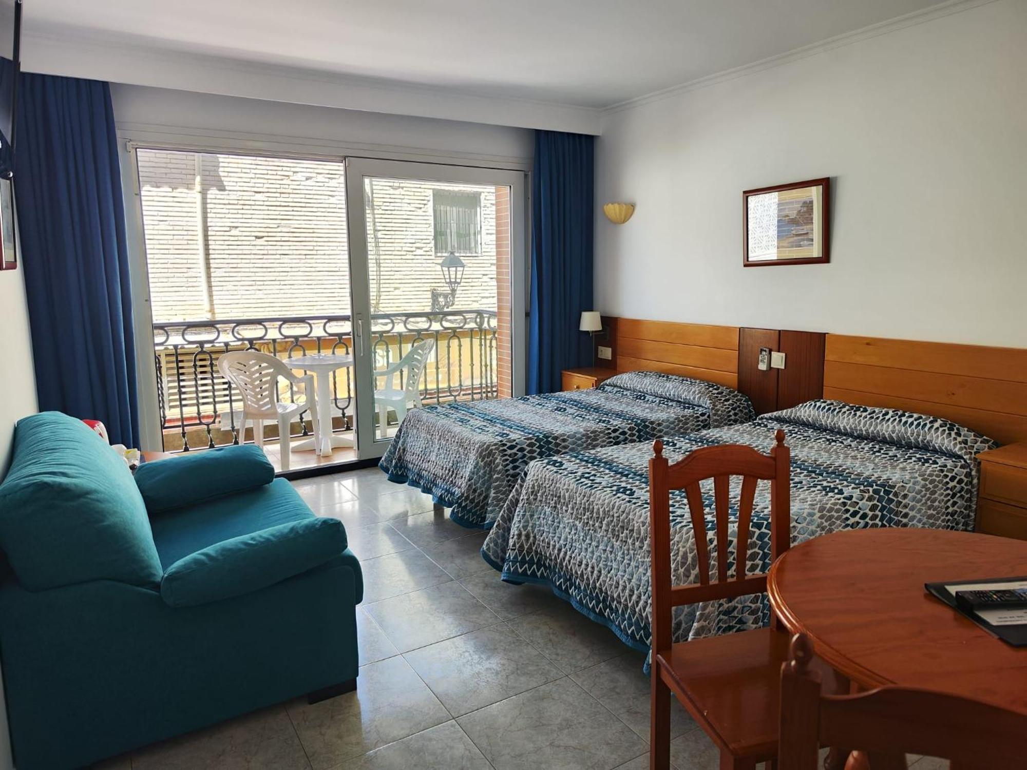 Apartamentos Leonor Carihuela Torremolinos Bagian luar foto