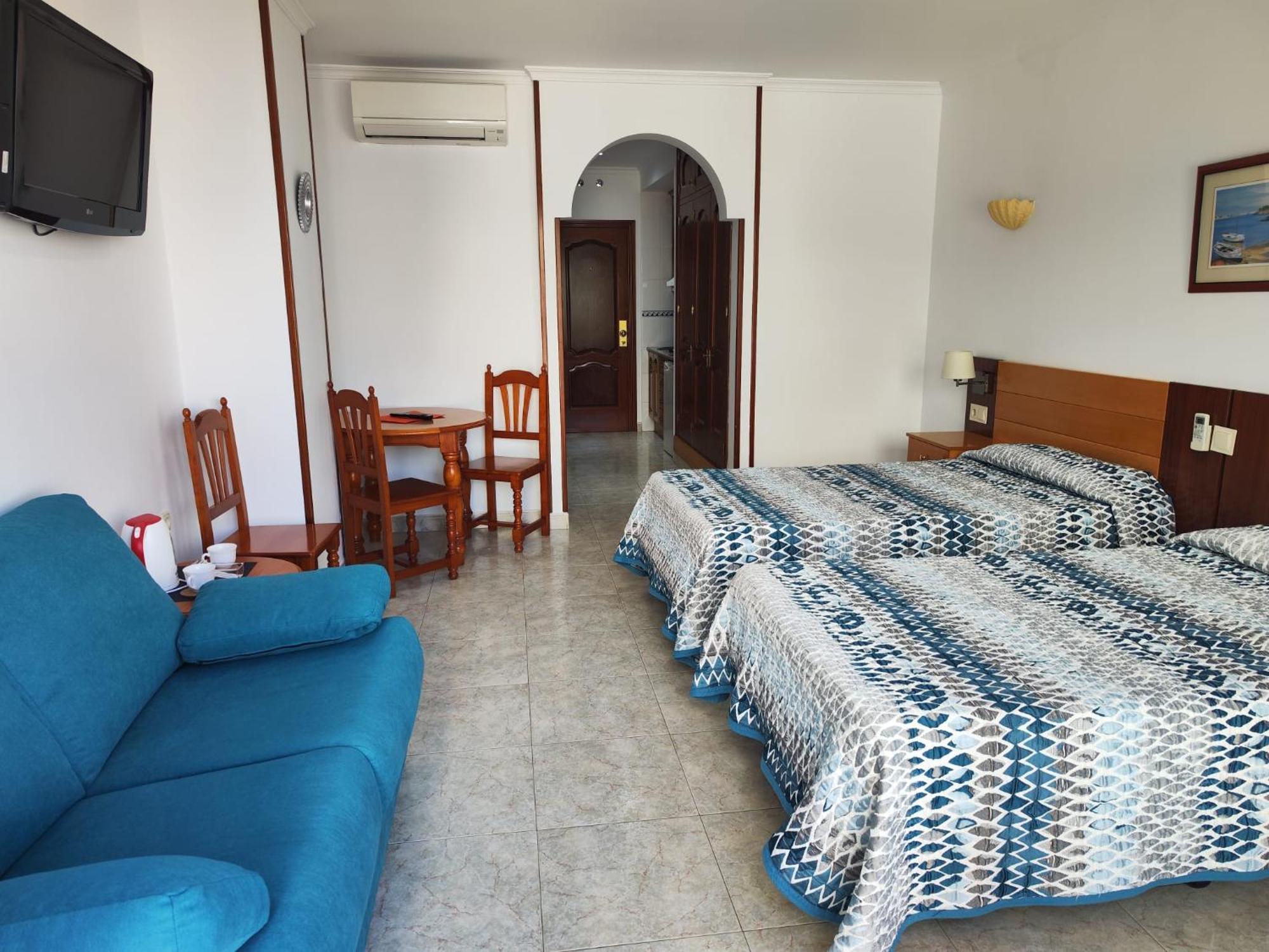 Apartamentos Leonor Carihuela Torremolinos Bagian luar foto