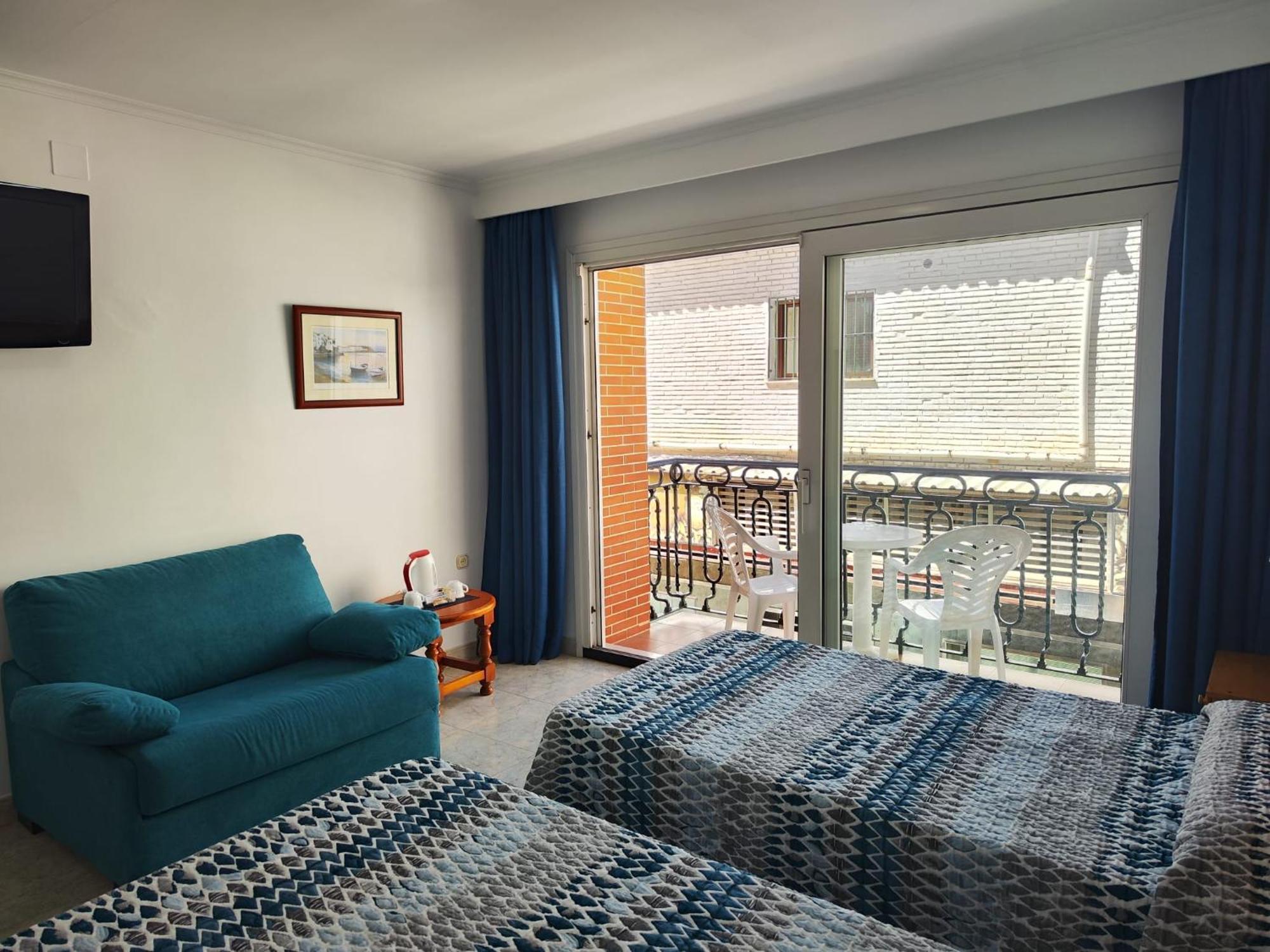 Apartamentos Leonor Carihuela Torremolinos Bagian luar foto
