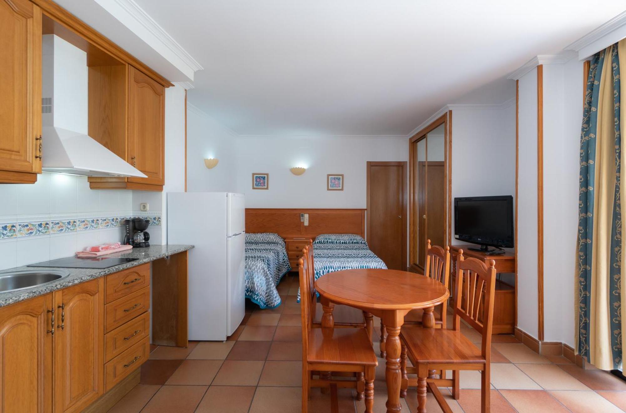Apartamentos Leonor Carihuela Torremolinos Ruang foto