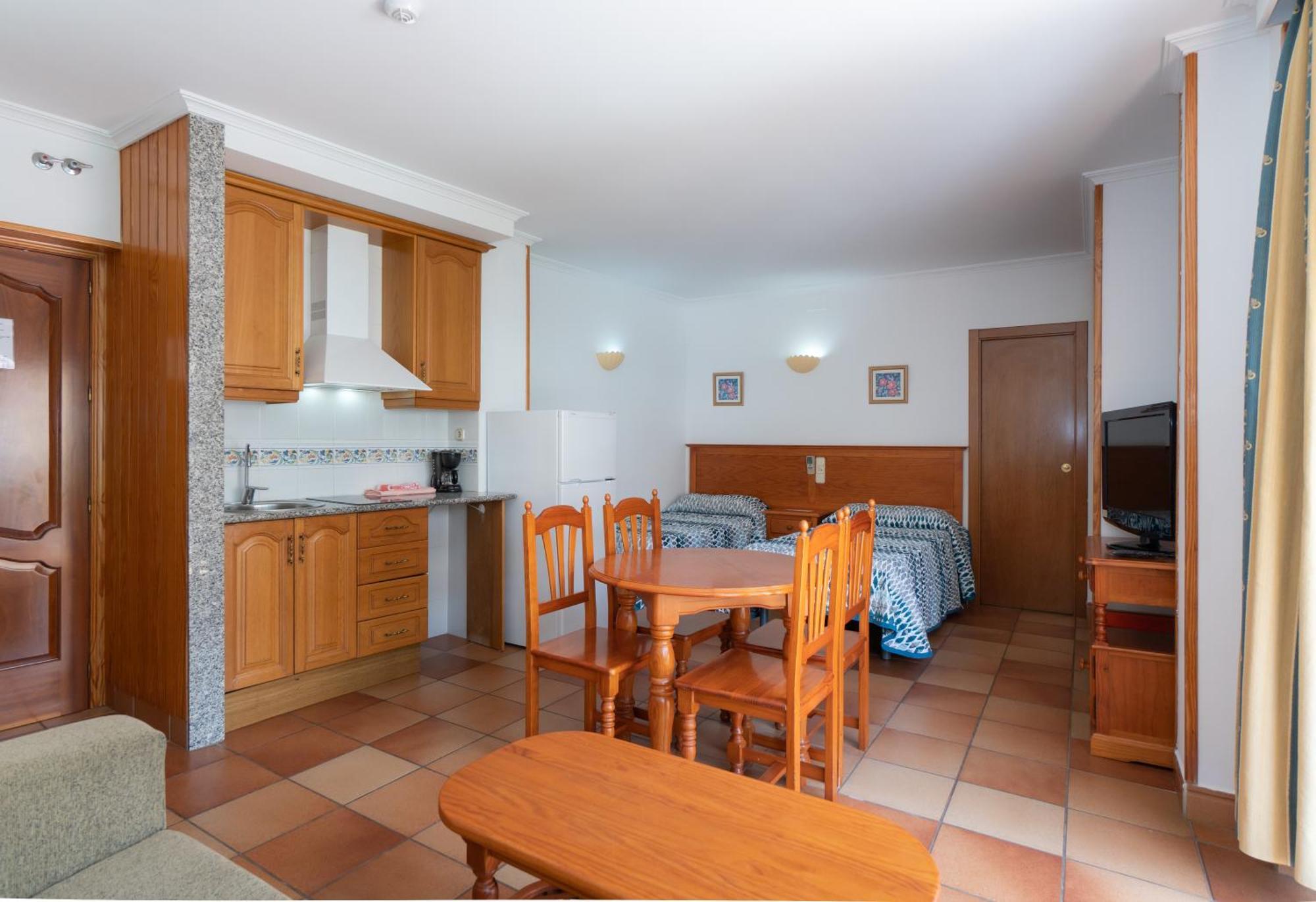 Apartamentos Leonor Carihuela Torremolinos Ruang foto