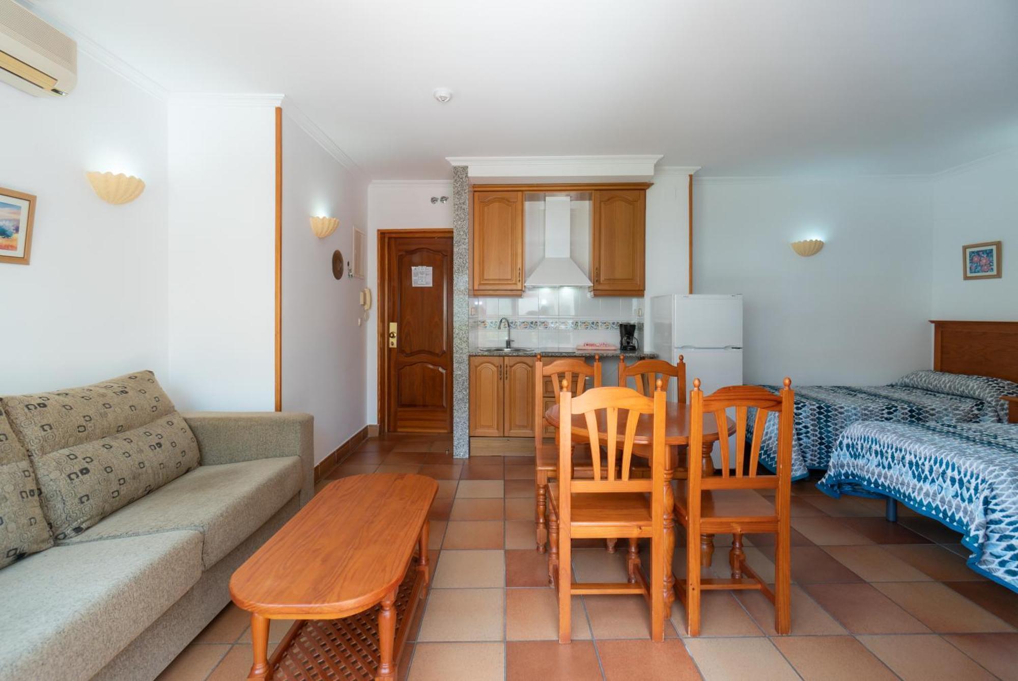 Apartamentos Leonor Carihuela Torremolinos Ruang foto